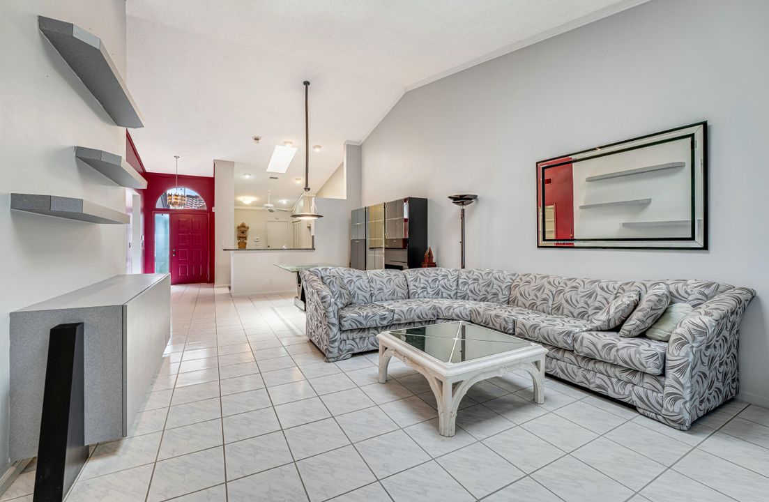 For Sale: $319,500 (2 beds, 2 baths, 1722 Square Feet)