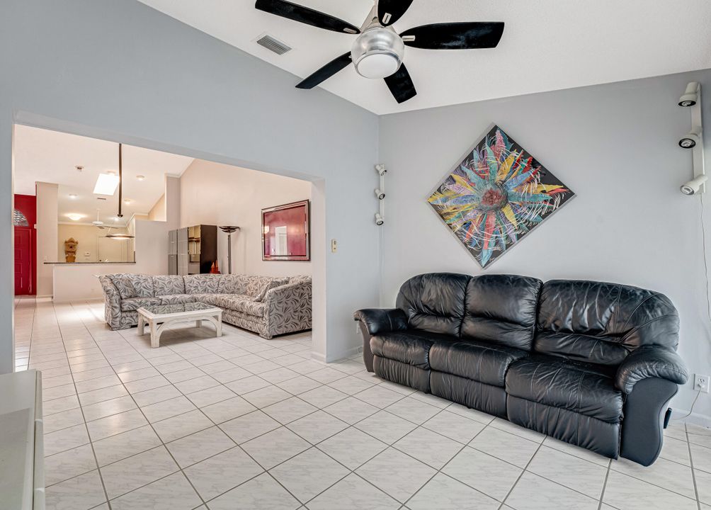 For Sale: $319,500 (2 beds, 2 baths, 1722 Square Feet)