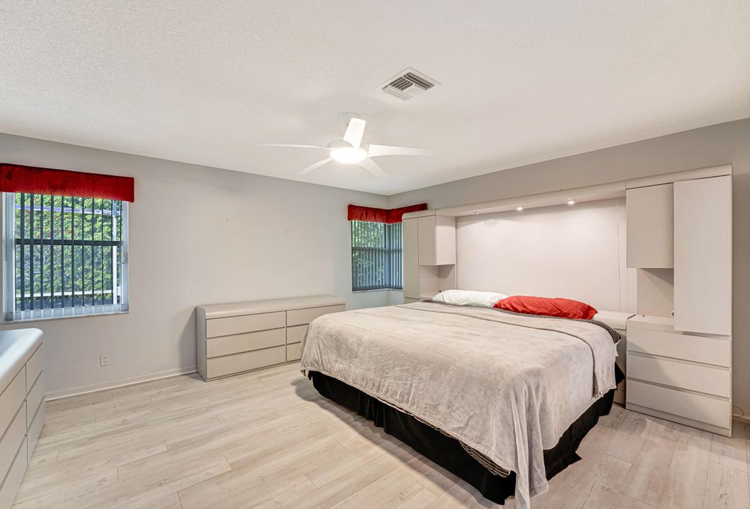 For Sale: $319,500 (2 beds, 2 baths, 1722 Square Feet)