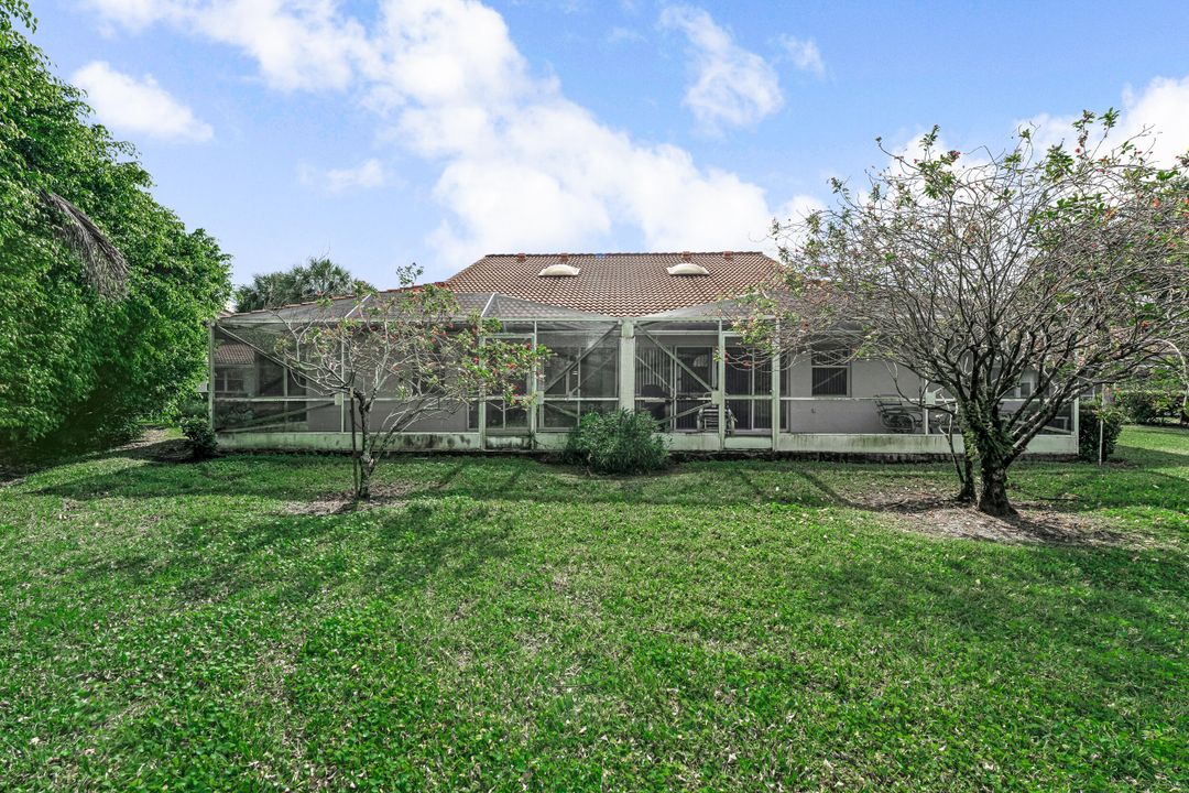 For Sale: $319,500 (2 beds, 2 baths, 1722 Square Feet)