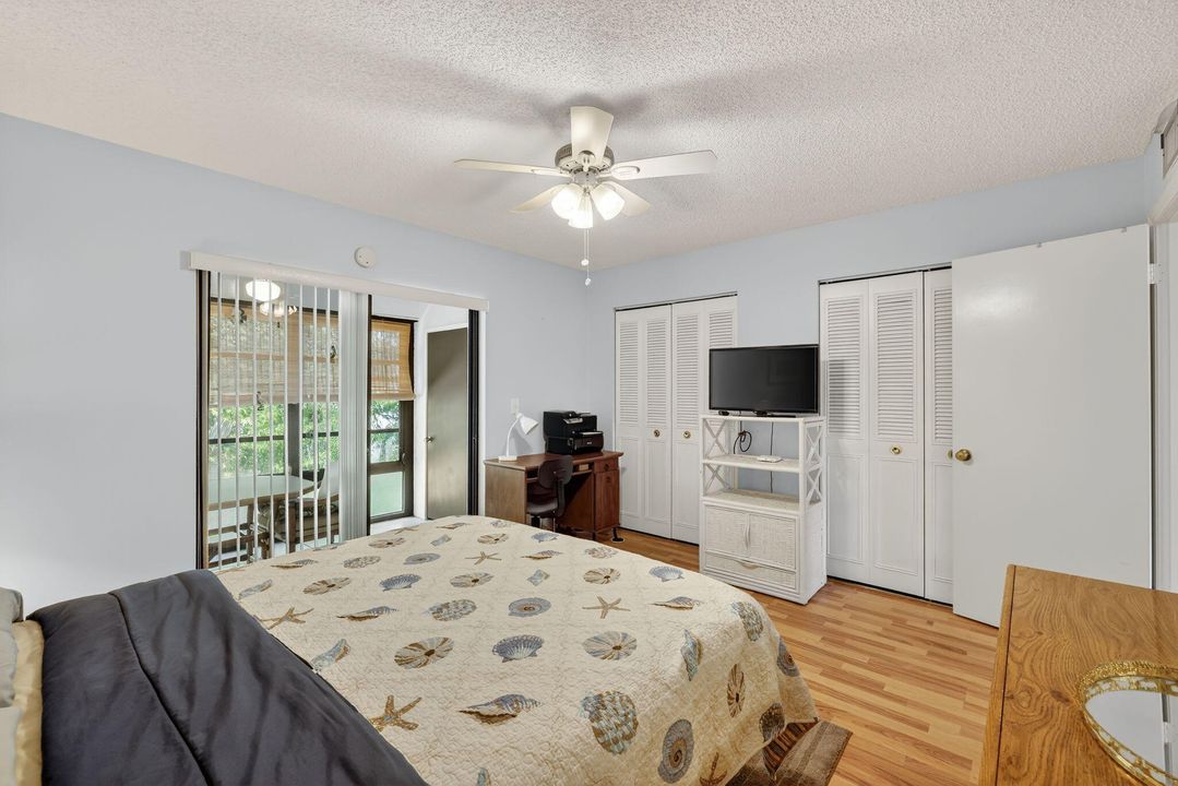 For Sale: $155,000 (1 beds, 1 baths, 697 Square Feet)