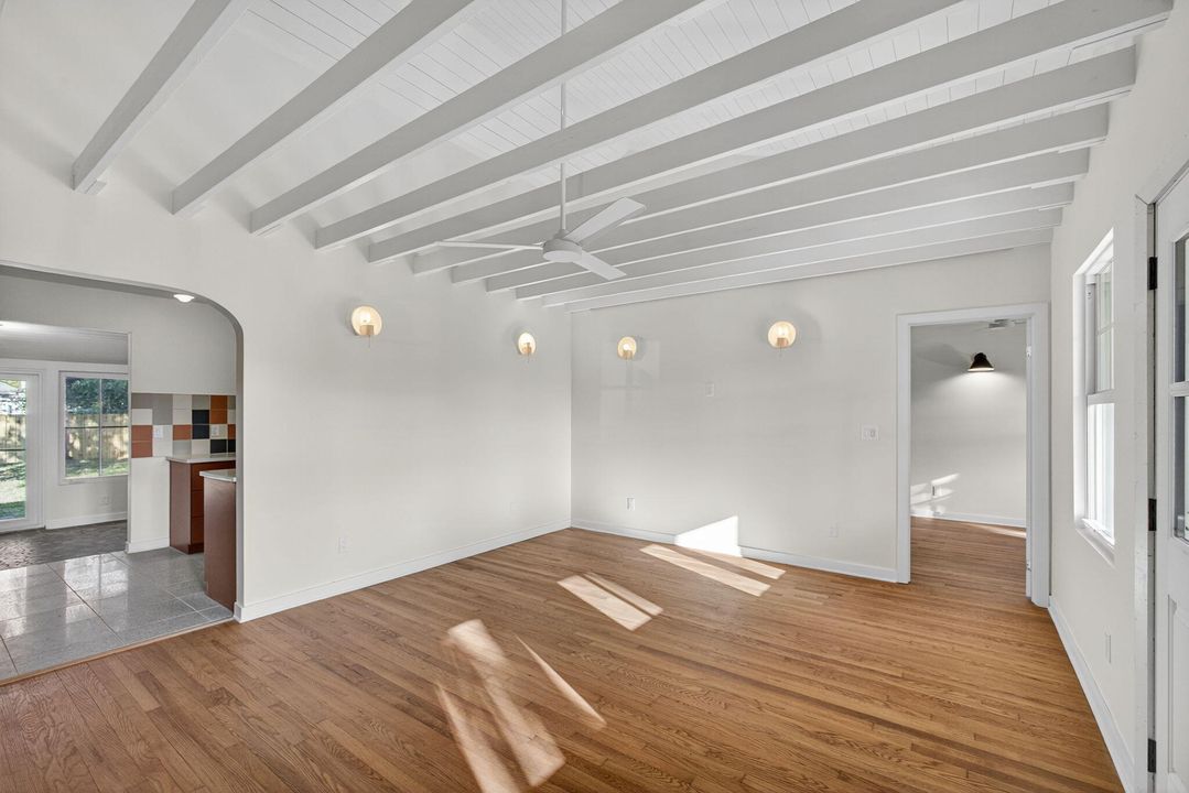 Под контрактом: $650,000 (3 спален, 2 ванн, 1294 Квадратных фут)