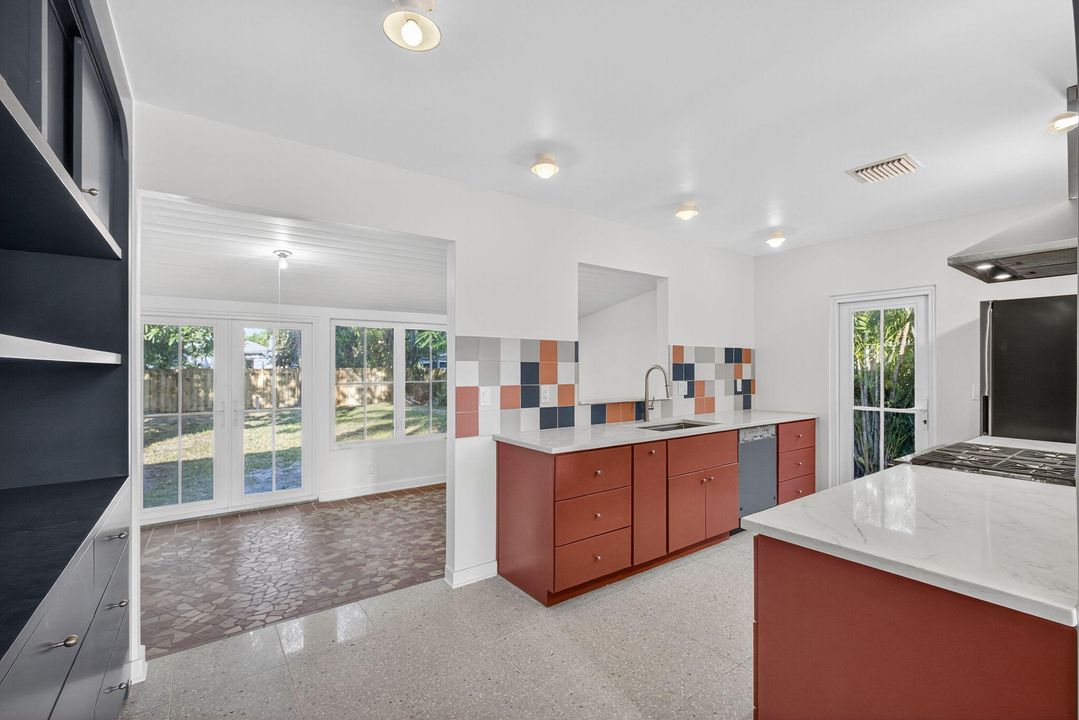 Под контрактом: $650,000 (3 спален, 2 ванн, 1294 Квадратных фут)