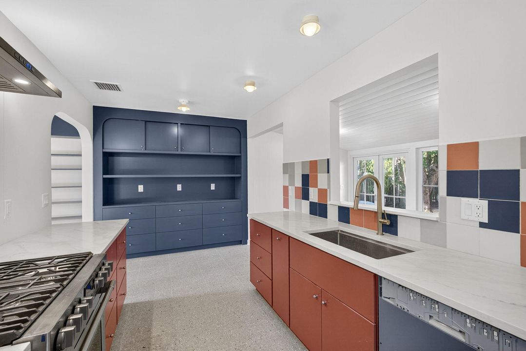 Под контрактом: $650,000 (3 спален, 2 ванн, 1294 Квадратных фут)