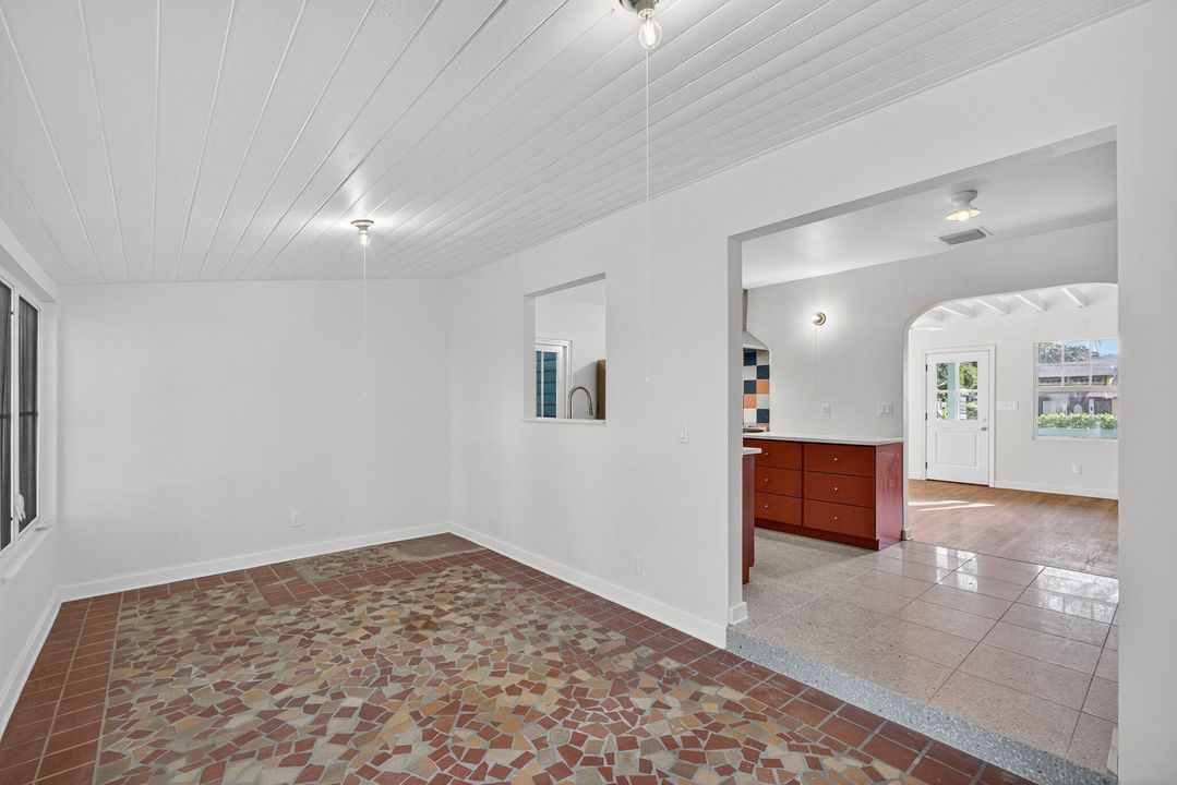 Под контрактом: $650,000 (3 спален, 2 ванн, 1294 Квадратных фут)