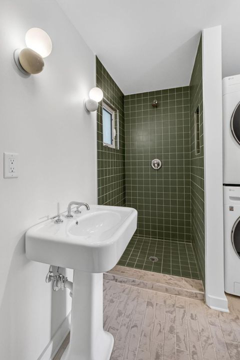 Под контрактом: $650,000 (3 спален, 2 ванн, 1294 Квадратных фут)