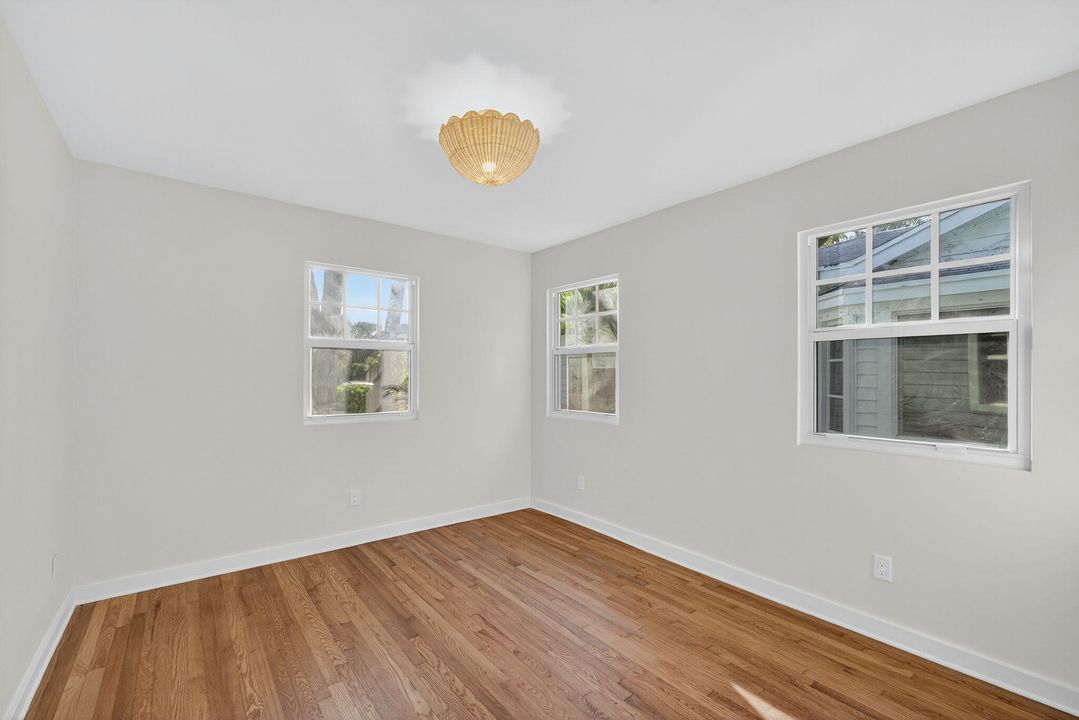 Под контрактом: $650,000 (3 спален, 2 ванн, 1294 Квадратных фут)