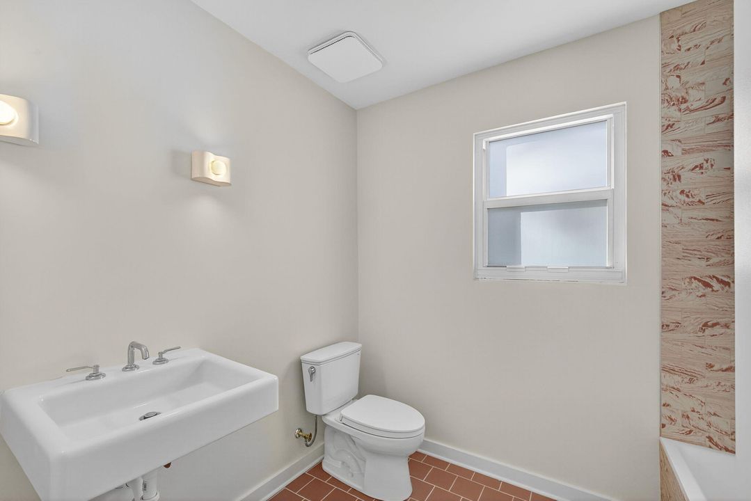 Под контрактом: $650,000 (3 спален, 2 ванн, 1294 Квадратных фут)