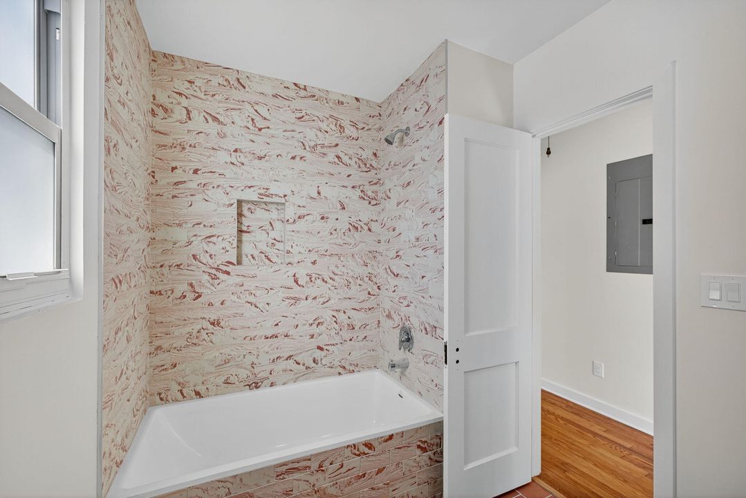 Под контрактом: $650,000 (3 спален, 2 ванн, 1294 Квадратных фут)