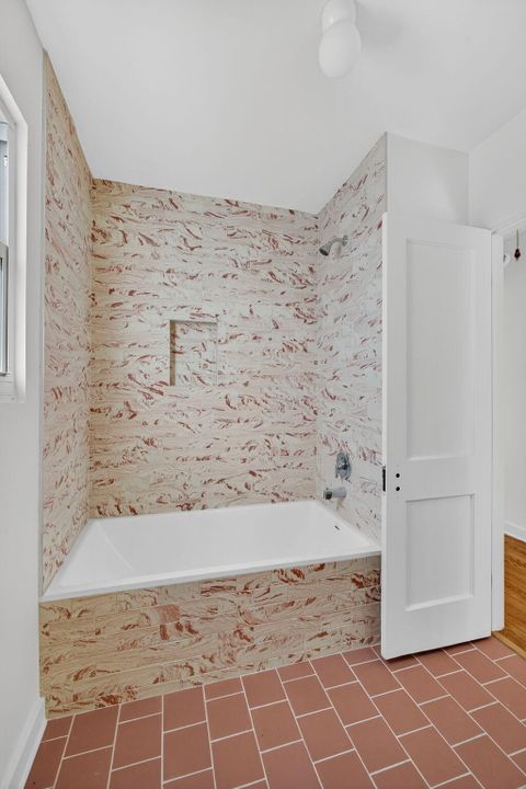 Под контрактом: $650,000 (3 спален, 2 ванн, 1294 Квадратных фут)