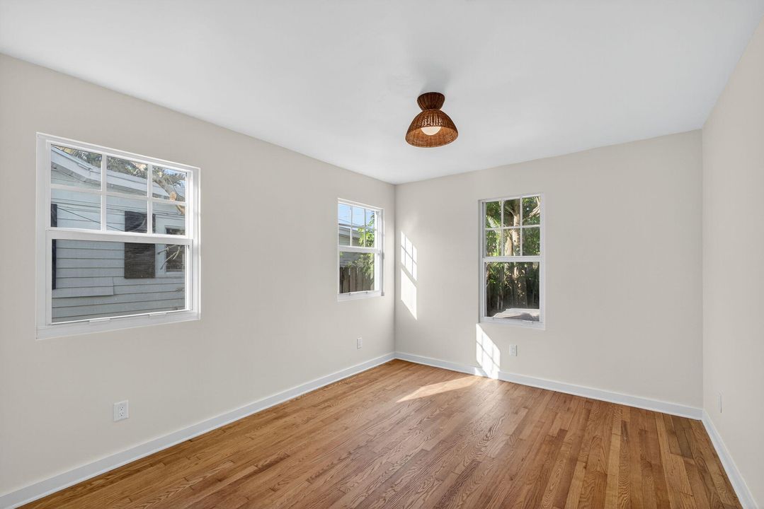 Под контрактом: $650,000 (3 спален, 2 ванн, 1294 Квадратных фут)