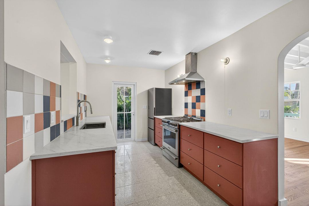 Под контрактом: $650,000 (3 спален, 2 ванн, 1294 Квадратных фут)