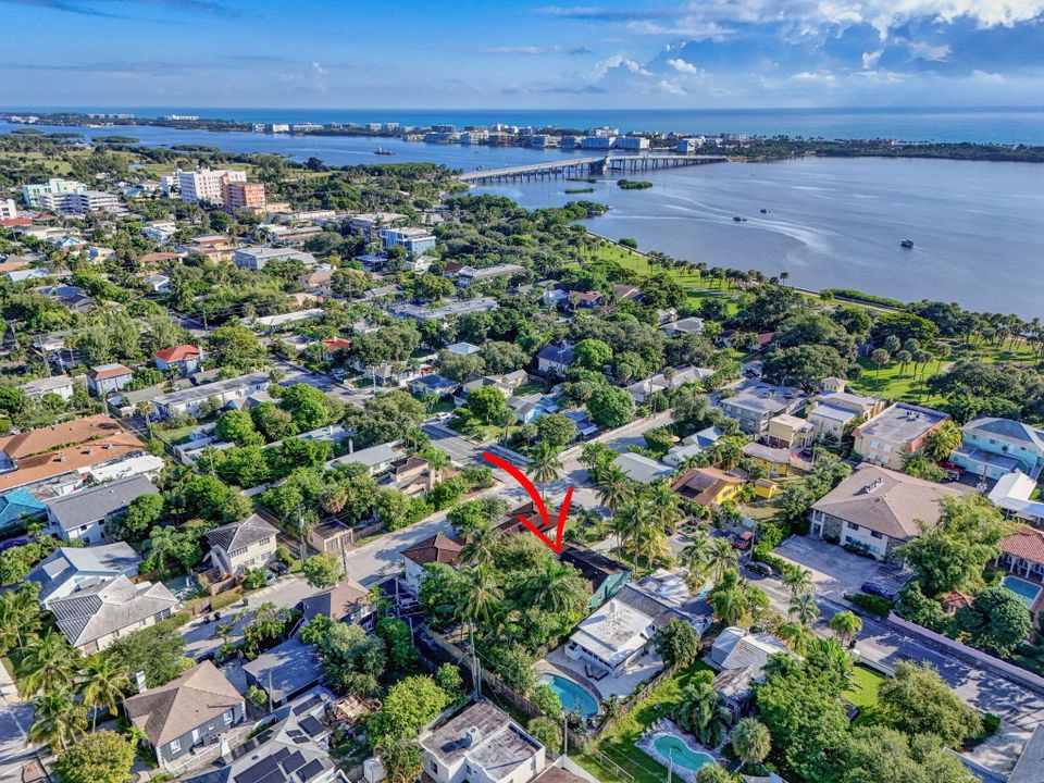 Под контрактом: $650,000 (3 спален, 2 ванн, 1294 Квадратных фут)