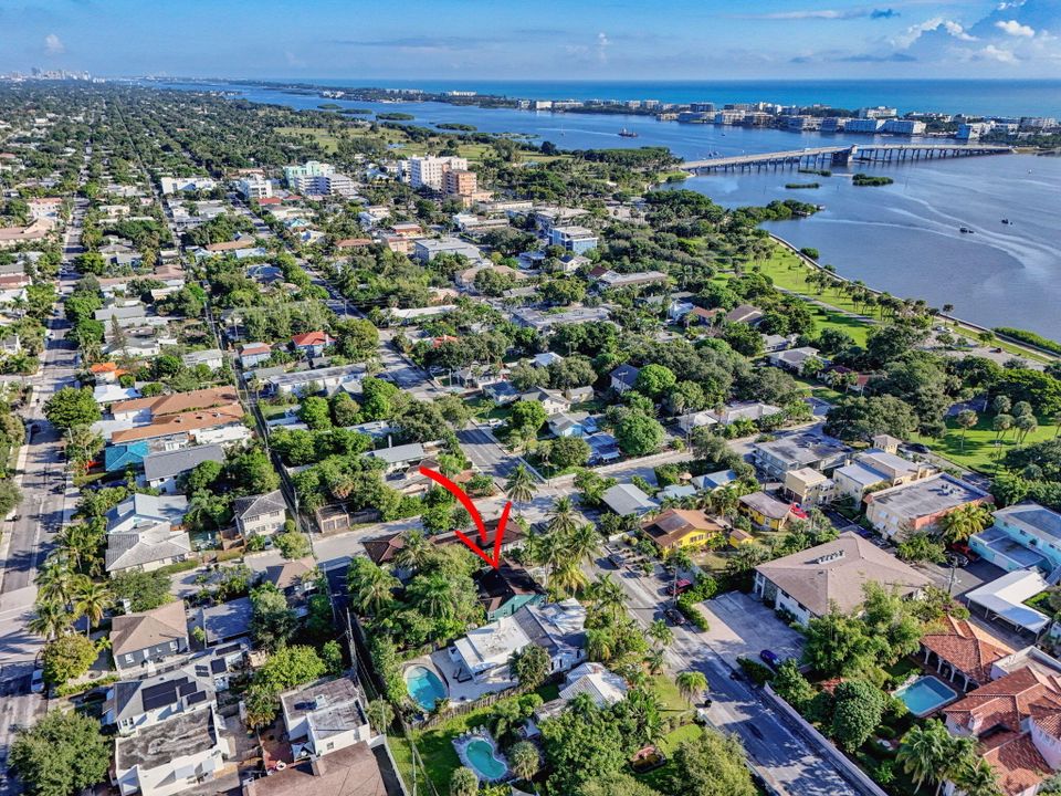 Под контрактом: $650,000 (3 спален, 2 ванн, 1294 Квадратных фут)