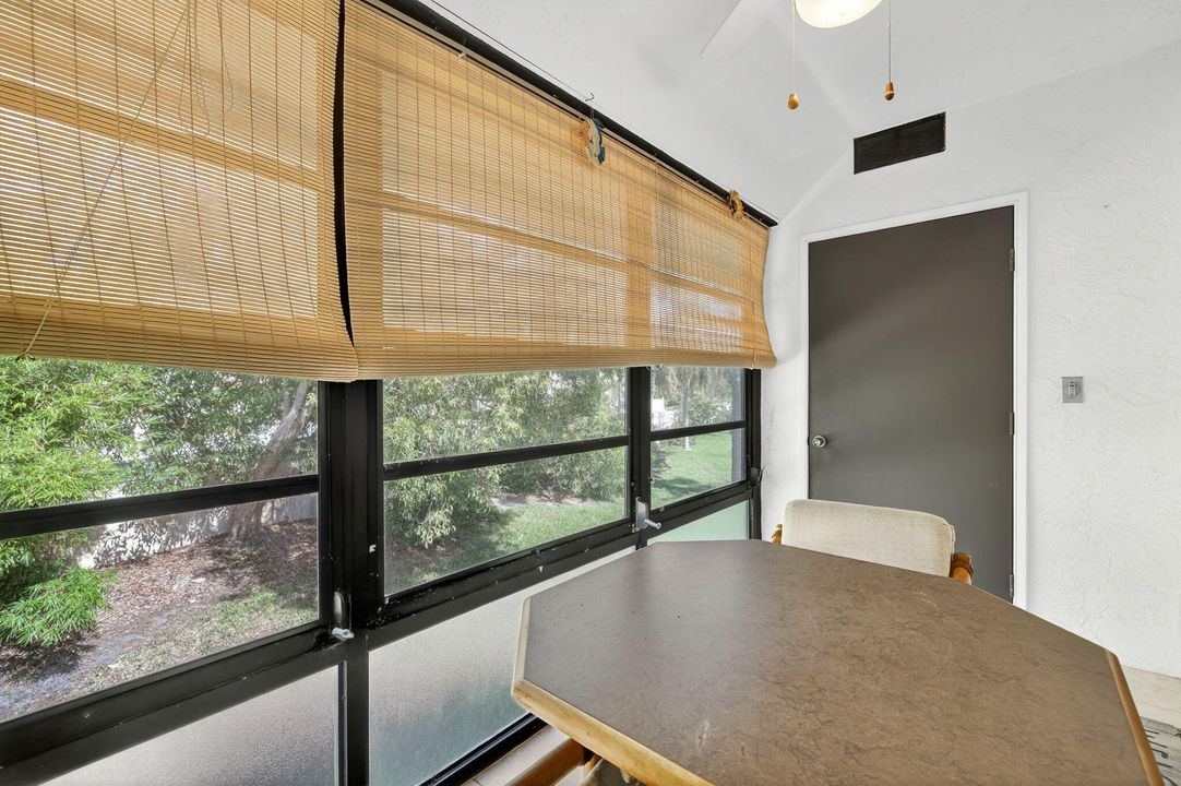 For Sale: $155,000 (1 beds, 1 baths, 697 Square Feet)