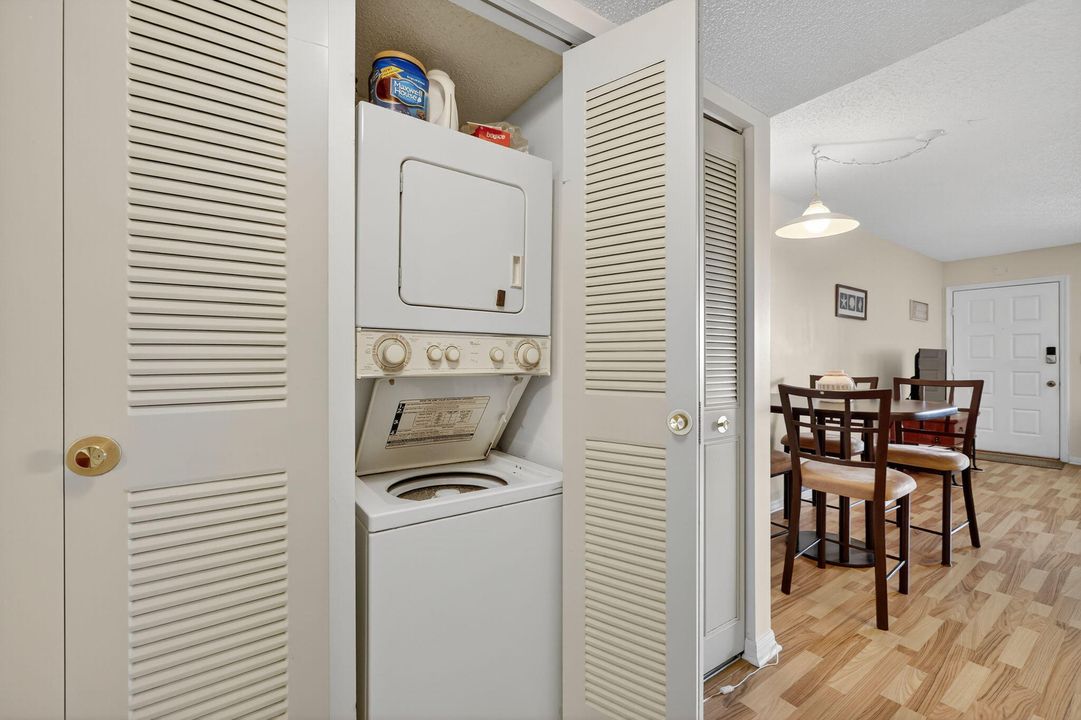 For Sale: $155,000 (1 beds, 1 baths, 697 Square Feet)