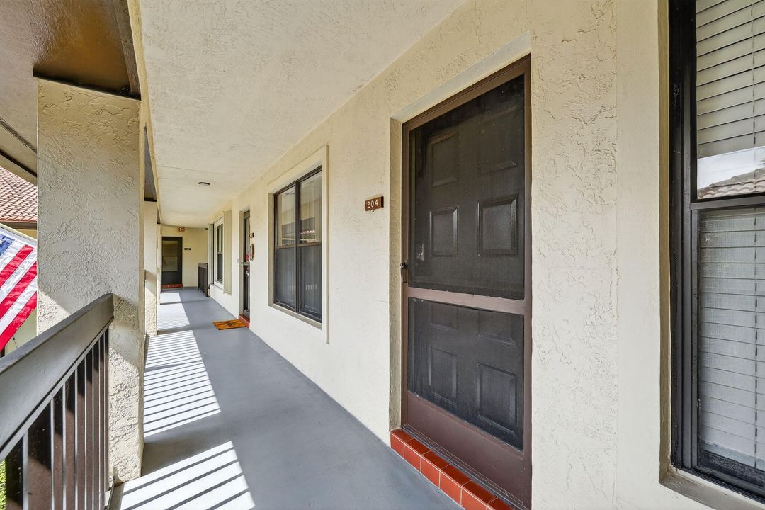 For Sale: $155,000 (1 beds, 1 baths, 697 Square Feet)