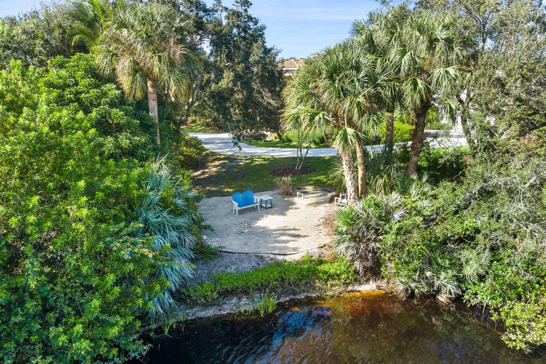 Под контрактом: $1,795,000 (4 спален, 2 ванн, 3300 Квадратных фут)