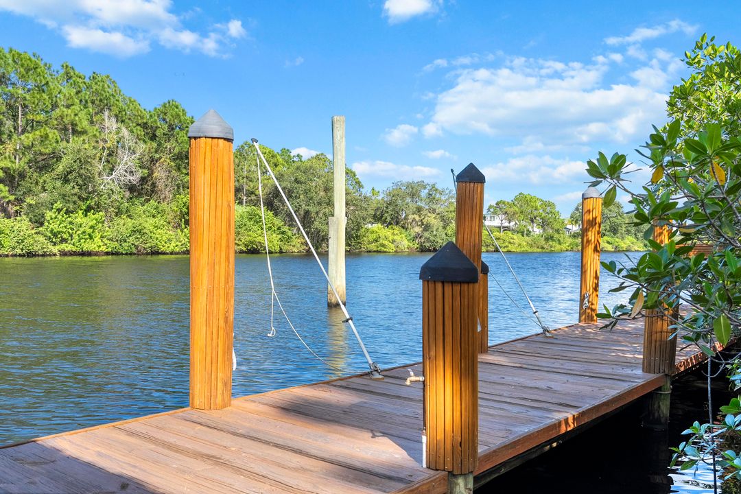 Под контрактом: $1,795,000 (4 спален, 2 ванн, 3300 Квадратных фут)