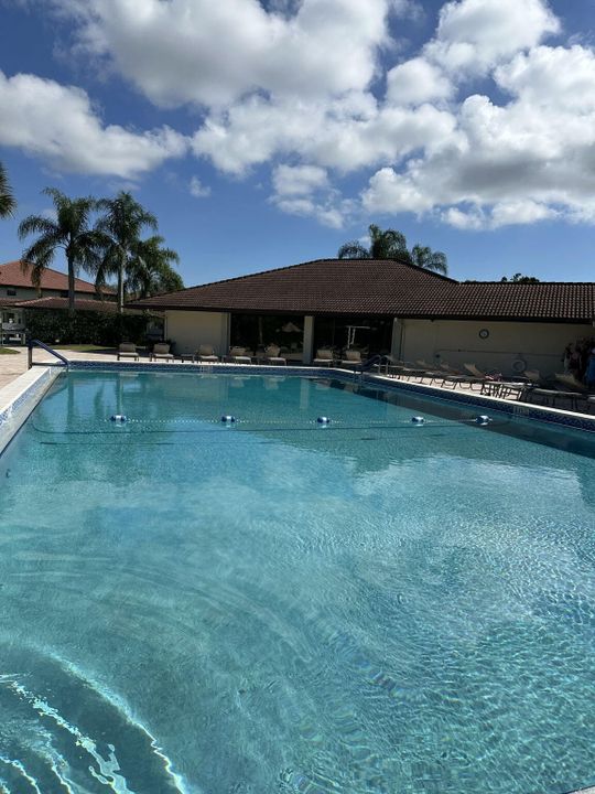 For Sale: $155,000 (1 beds, 1 baths, 697 Square Feet)