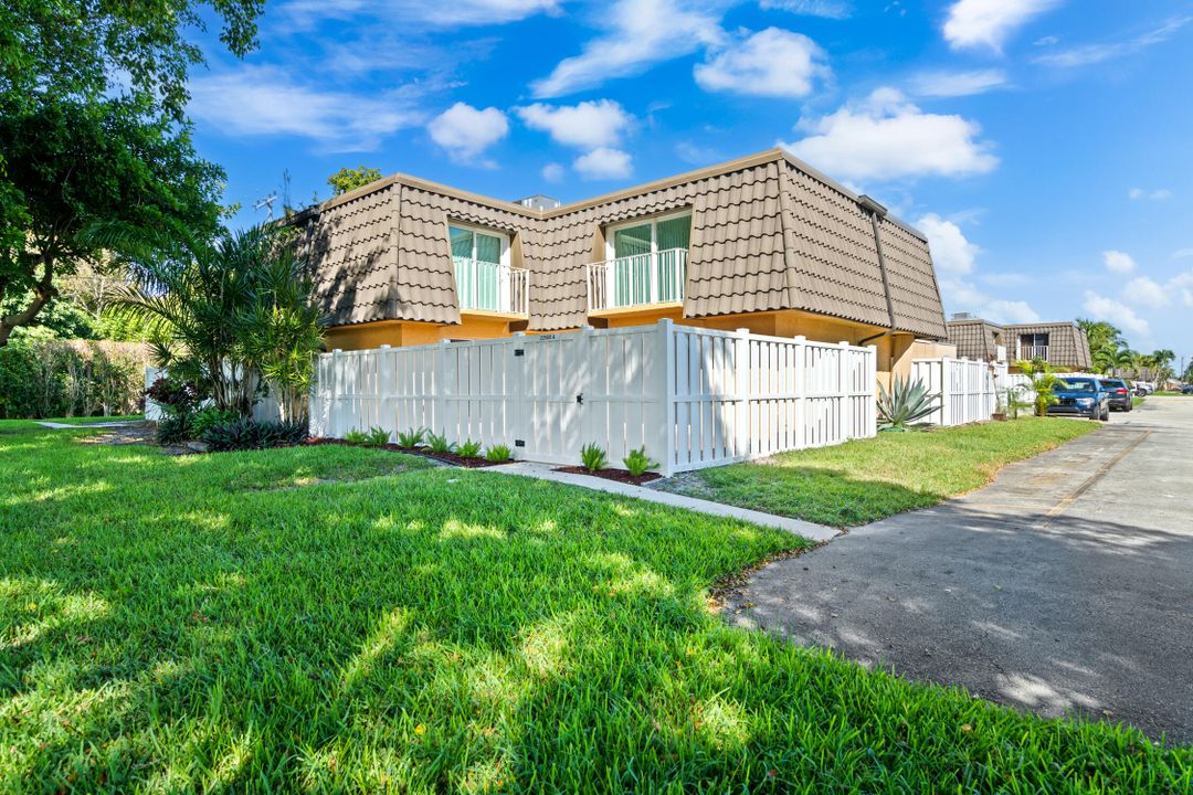 Active With Contract: $2,850 (2 beds, 2 baths, 1208 Square Feet)