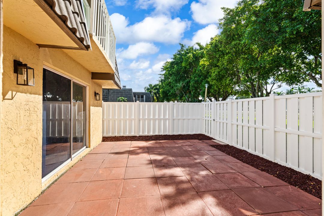 Active With Contract: $2,850 (2 beds, 2 baths, 1208 Square Feet)