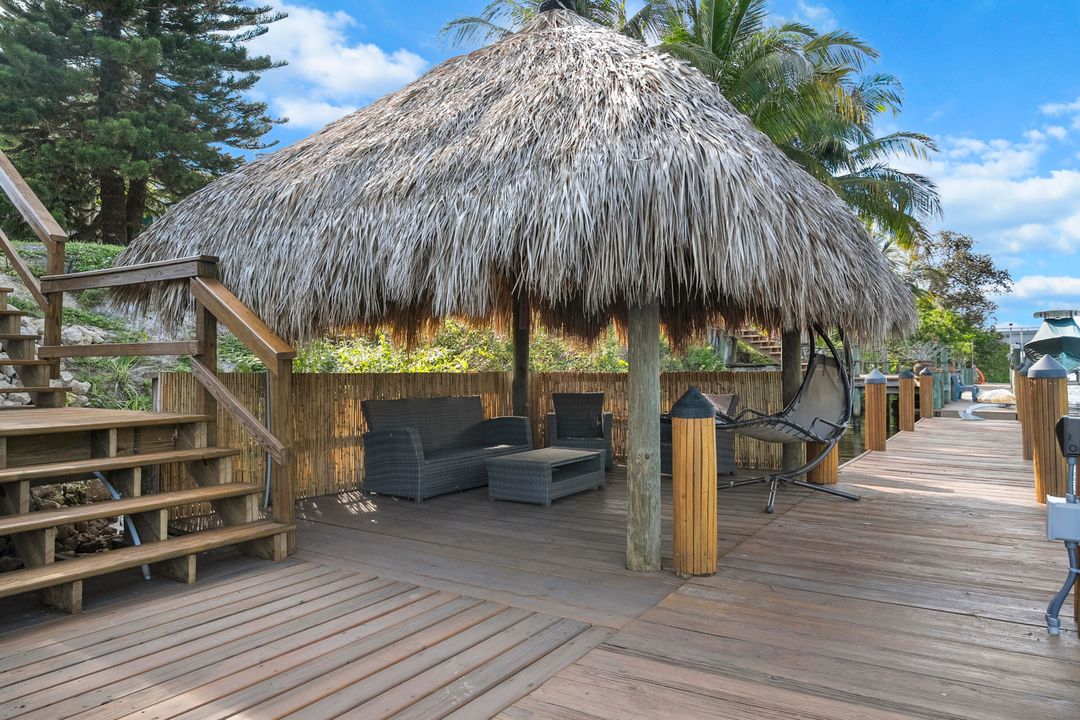 Под контрактом: $1,795,000 (4 спален, 2 ванн, 3300 Квадратных фут)