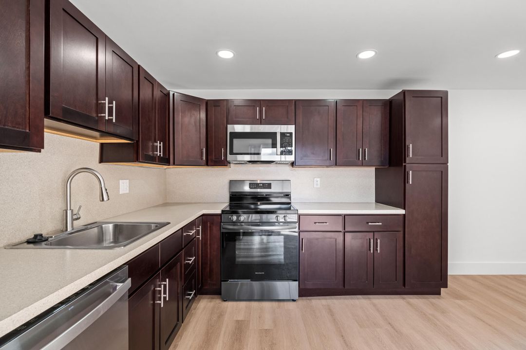 Active With Contract: $2,850 (2 beds, 2 baths, 1208 Square Feet)