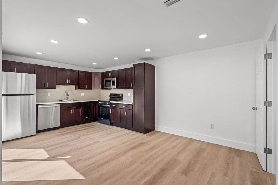 Active With Contract: $2,850 (2 beds, 2 baths, 1208 Square Feet)