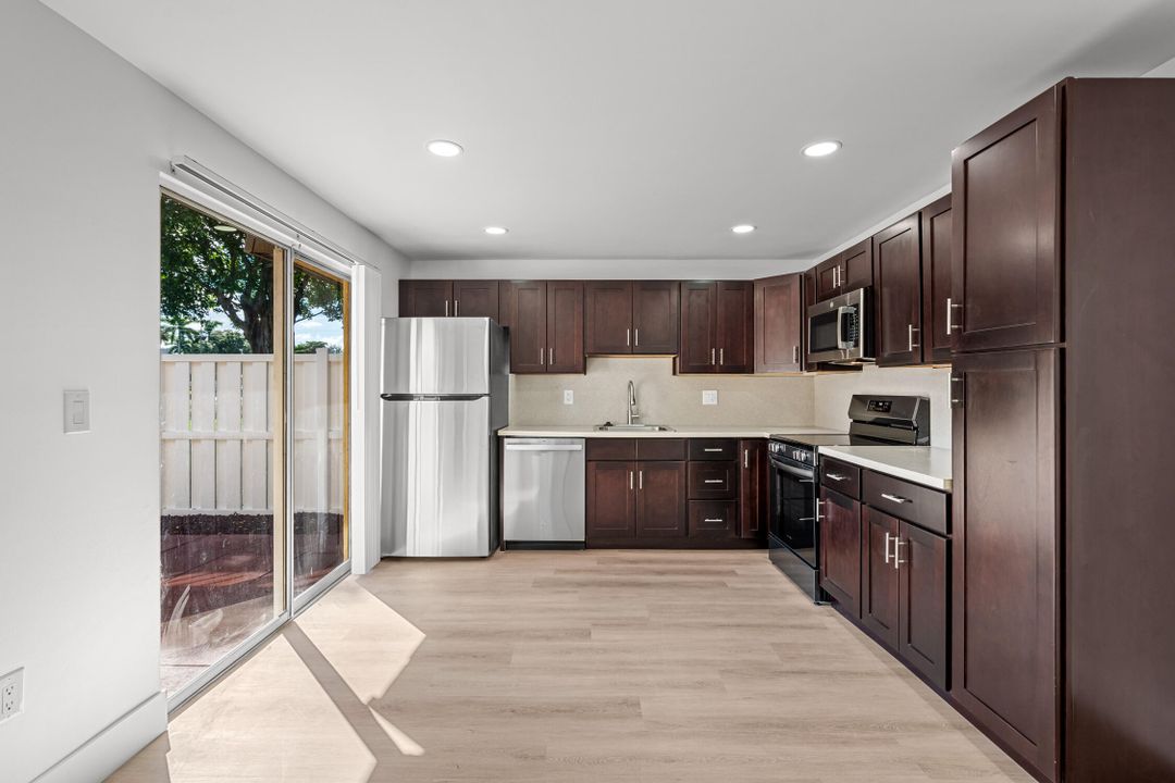 Active With Contract: $2,850 (2 beds, 2 baths, 1208 Square Feet)