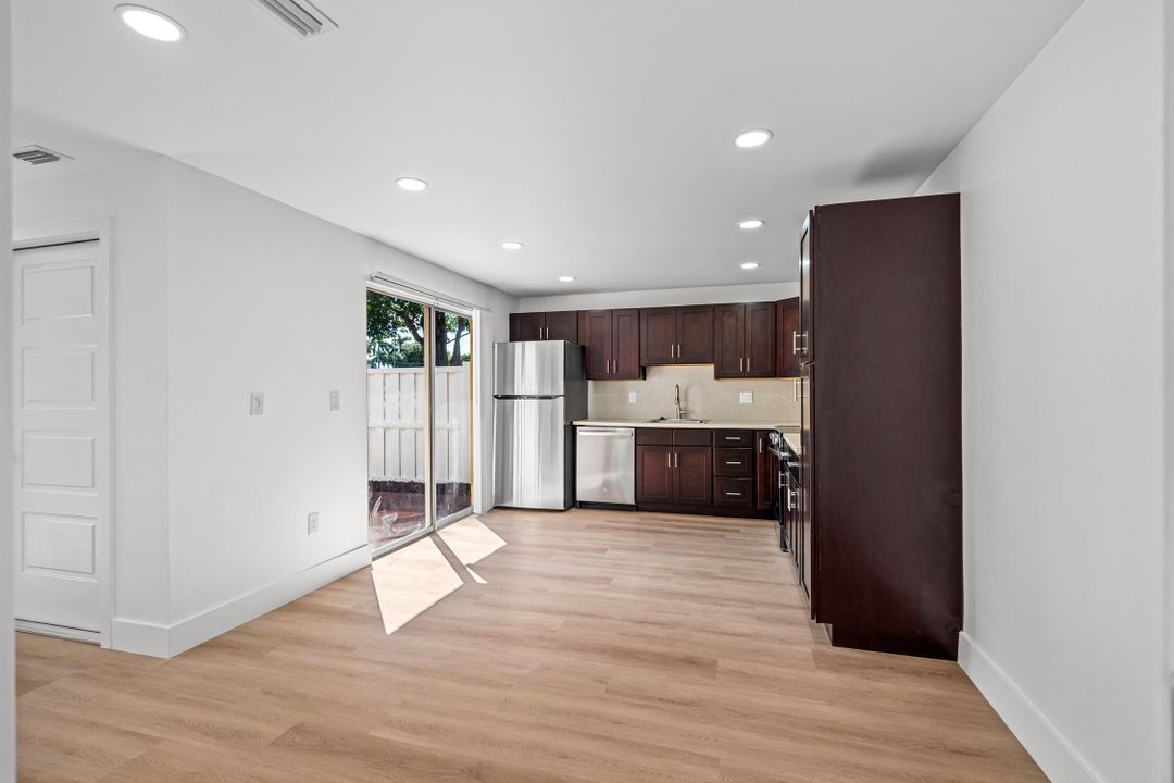 Active With Contract: $2,850 (2 beds, 2 baths, 1208 Square Feet)
