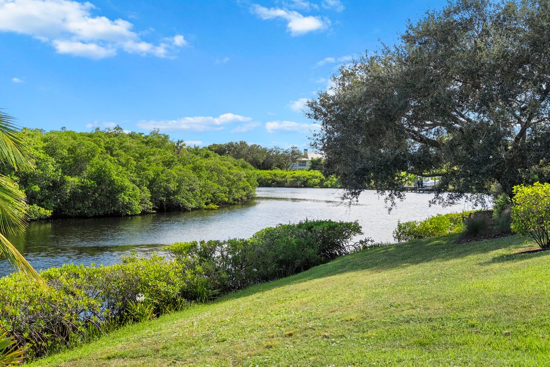 Под контрактом: $1,795,000 (4 спален, 2 ванн, 3300 Квадратных фут)