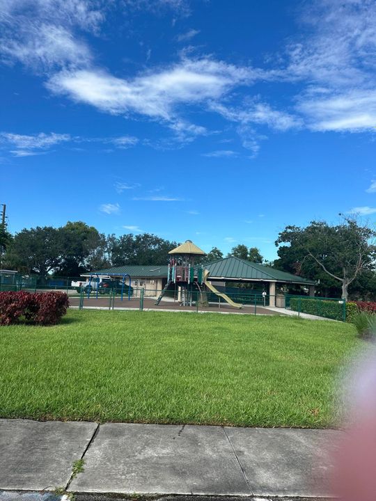 For Rent: $2,300 (3 beds, 2 baths, 1266 Square Feet)