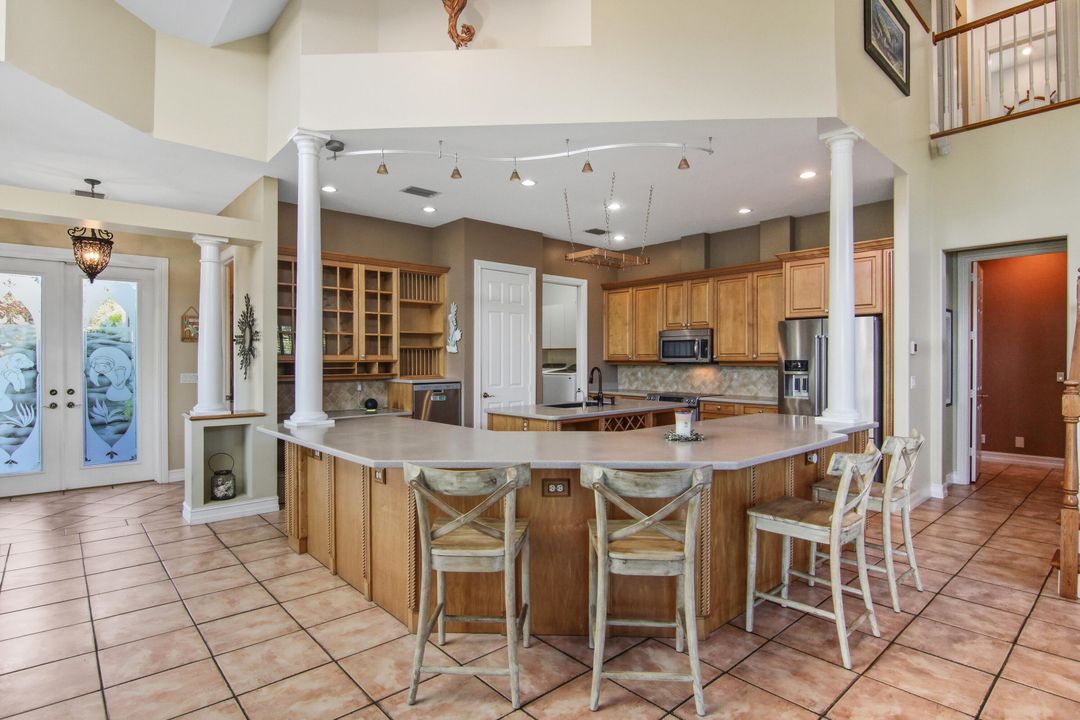 Под контрактом: $1,795,000 (4 спален, 2 ванн, 3300 Квадратных фут)