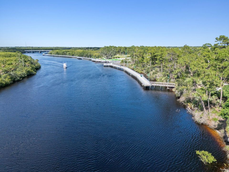 For Sale: $215,900 (2 beds, 2 baths, 1018 Square Feet)