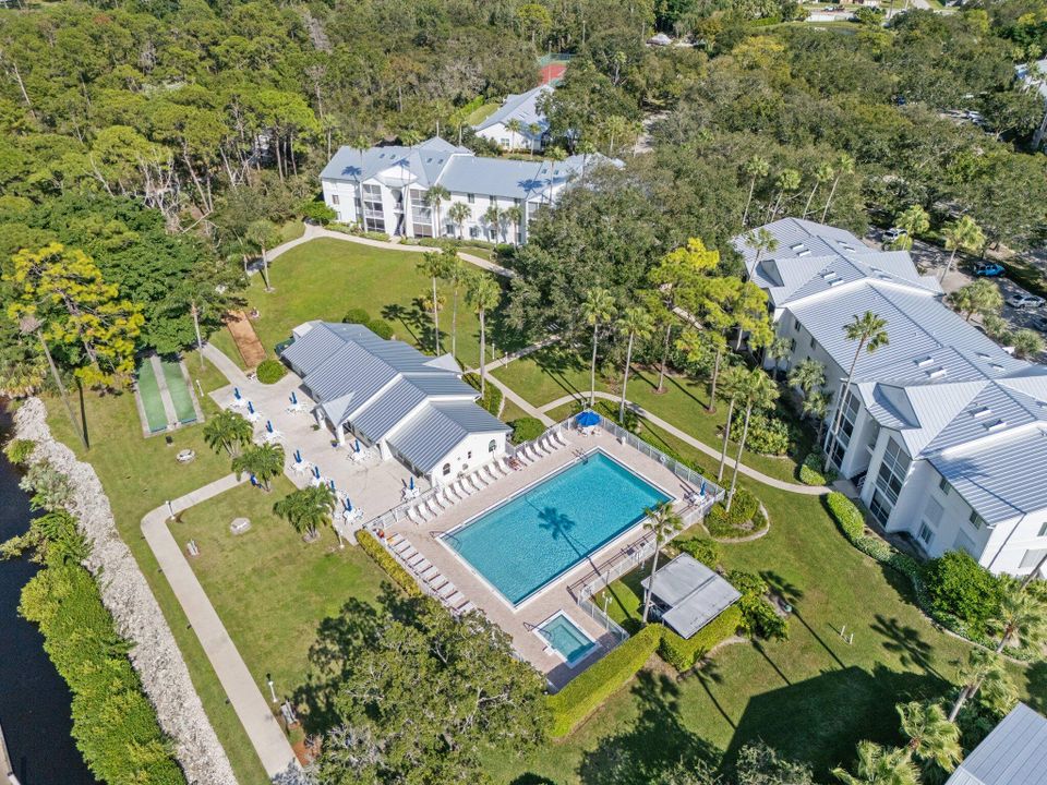 For Sale: $215,900 (2 beds, 2 baths, 1018 Square Feet)