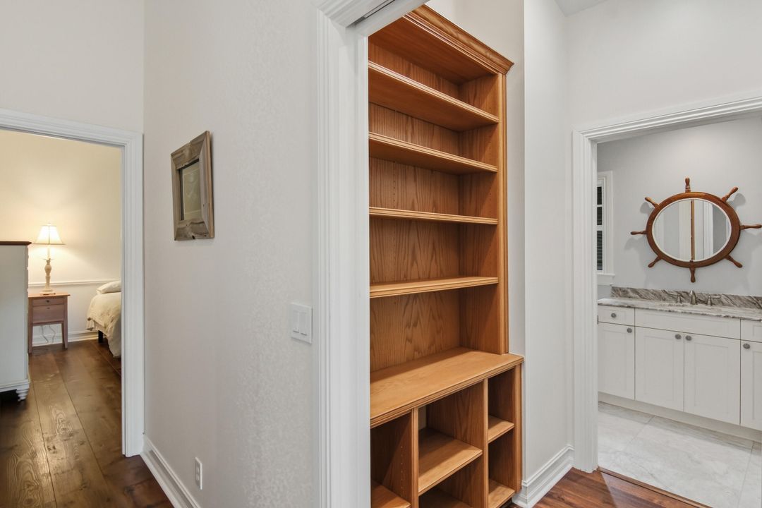 Под контрактом: $1,795,000 (4 спален, 2 ванн, 3300 Квадратных фут)