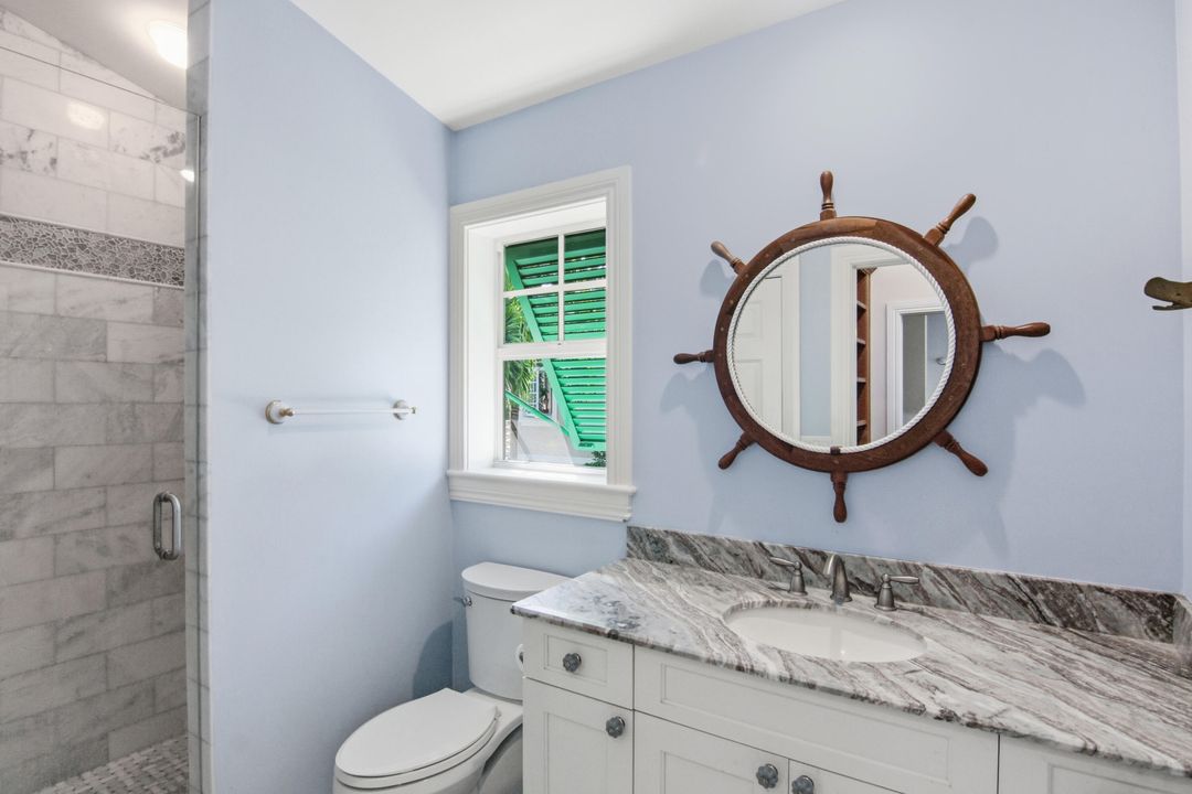 Под контрактом: $1,795,000 (4 спален, 2 ванн, 3300 Квадратных фут)