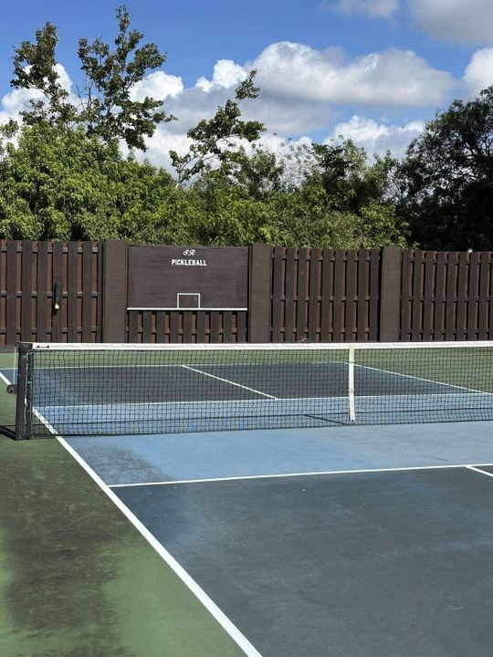 For Sale: $155,000 (1 beds, 1 baths, 697 Square Feet)