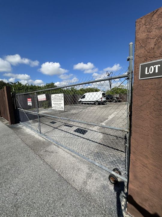 For Sale: $155,000 (1 beds, 1 baths, 697 Square Feet)