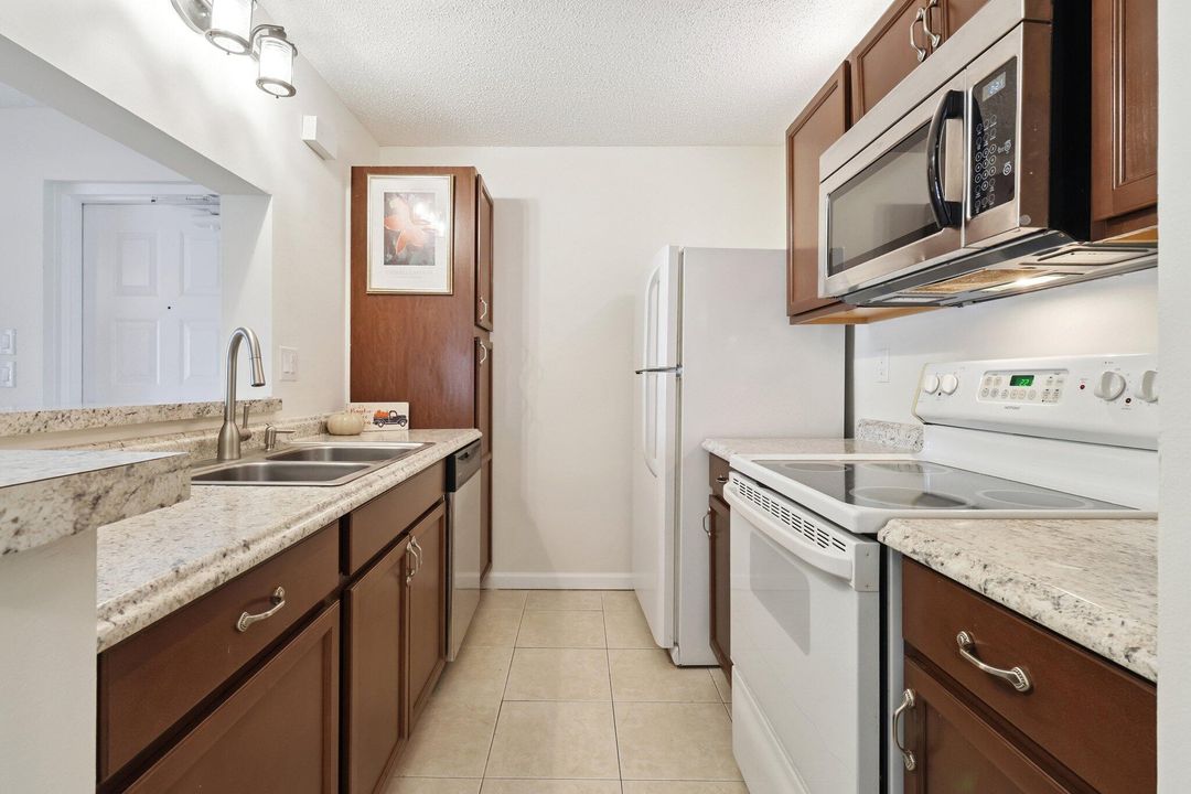For Sale: $215,900 (2 beds, 2 baths, 1018 Square Feet)