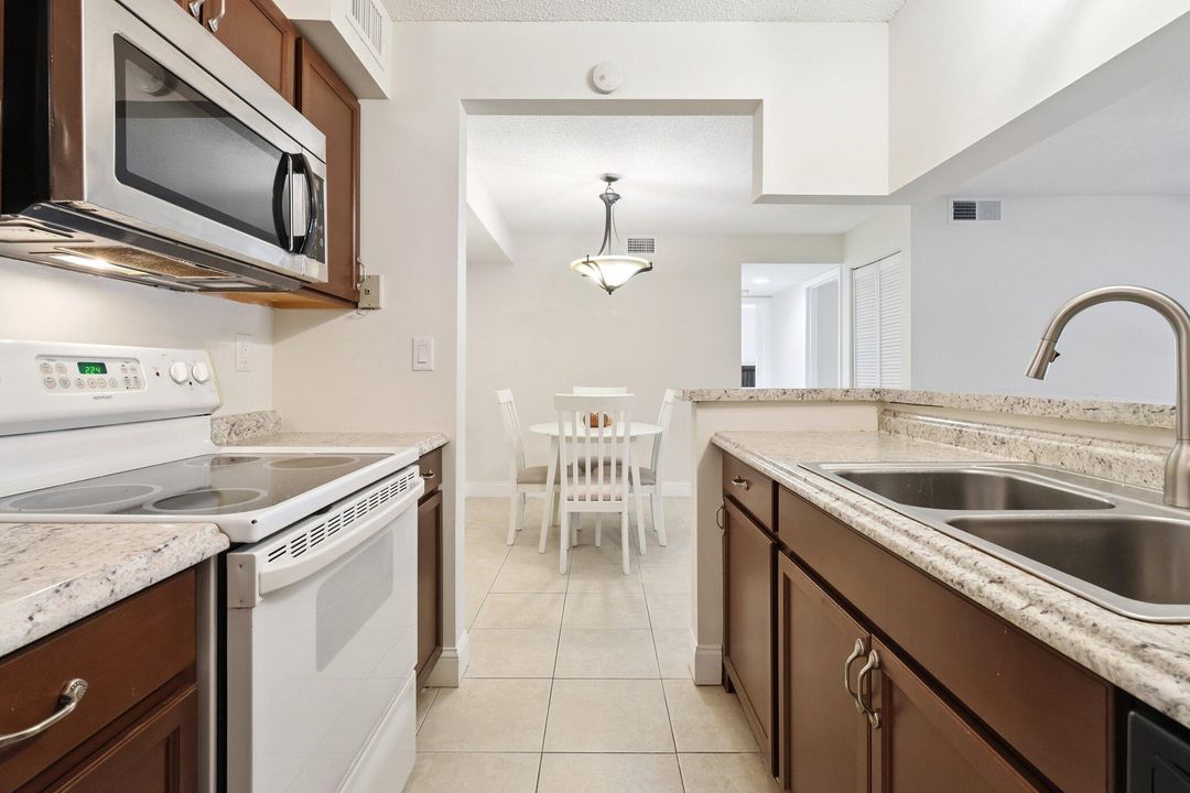 For Sale: $215,900 (2 beds, 2 baths, 1018 Square Feet)