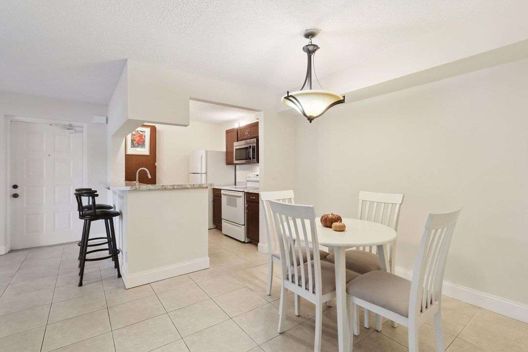 For Sale: $215,900 (2 beds, 2 baths, 1018 Square Feet)