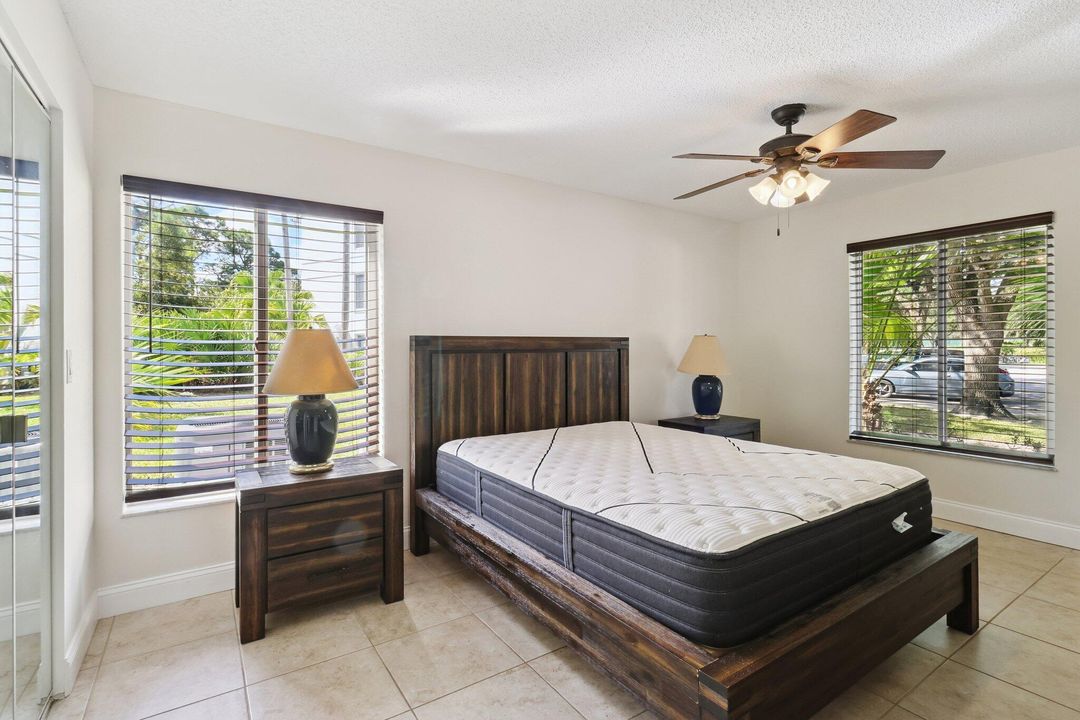 For Sale: $215,900 (2 beds, 2 baths, 1018 Square Feet)