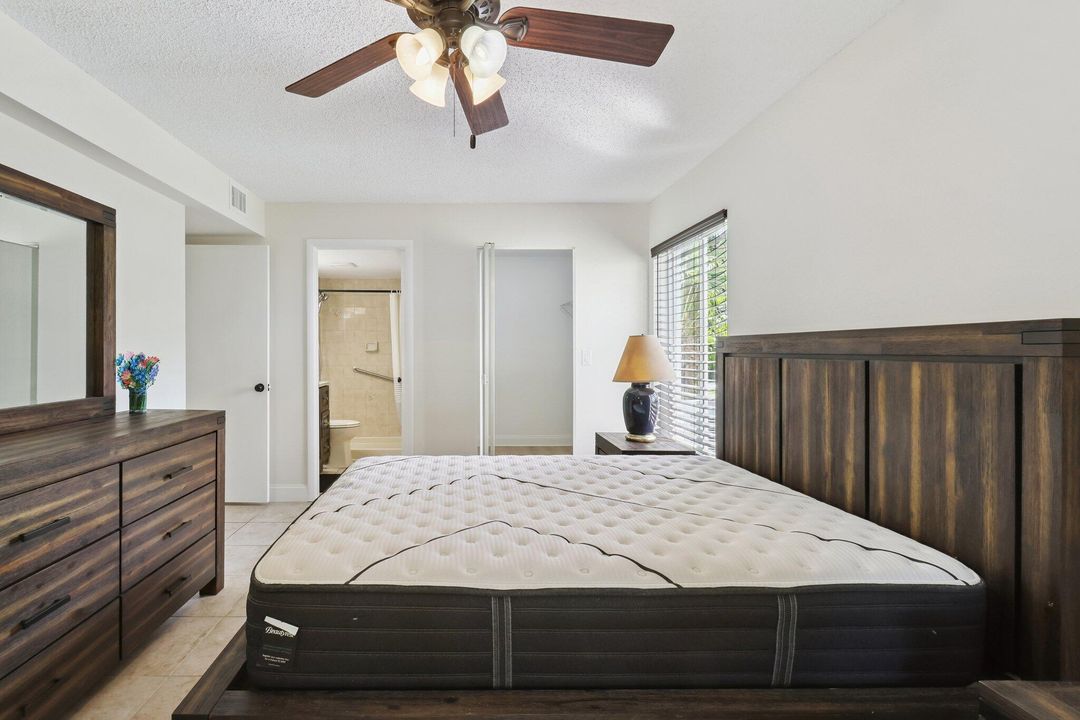 For Sale: $215,900 (2 beds, 2 baths, 1018 Square Feet)