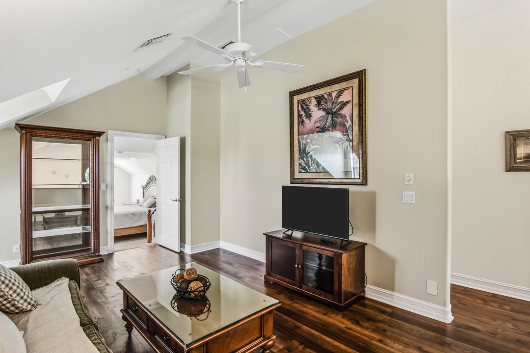 Под контрактом: $1,795,000 (4 спален, 2 ванн, 3300 Квадратных фут)