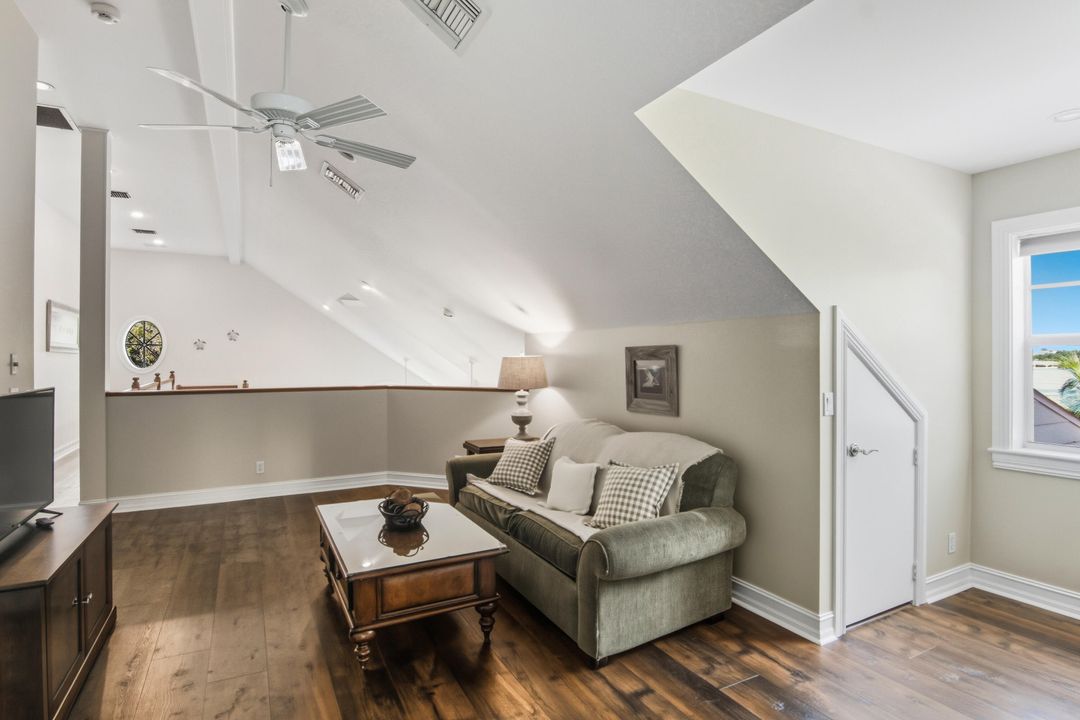 Под контрактом: $1,795,000 (4 спален, 2 ванн, 3300 Квадратных фут)