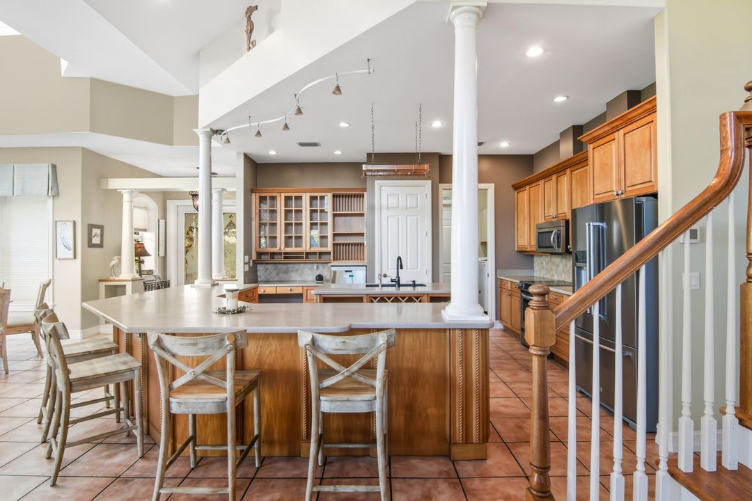 Под контрактом: $1,795,000 (4 спален, 2 ванн, 3300 Квадратных фут)