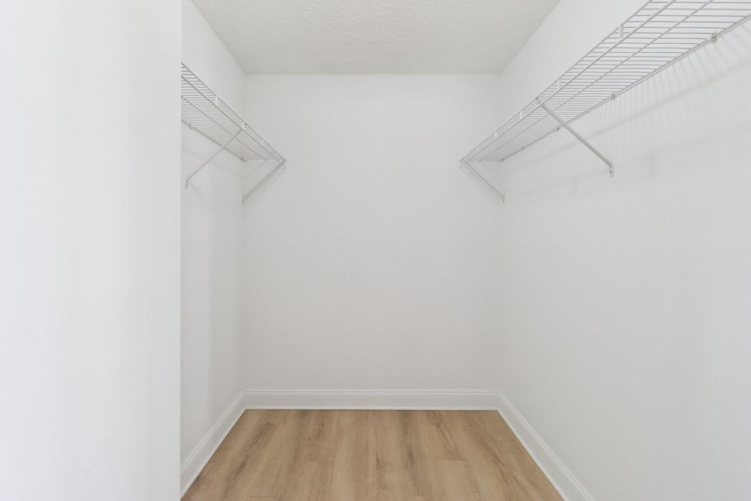 For Sale: $215,900 (2 beds, 2 baths, 1018 Square Feet)