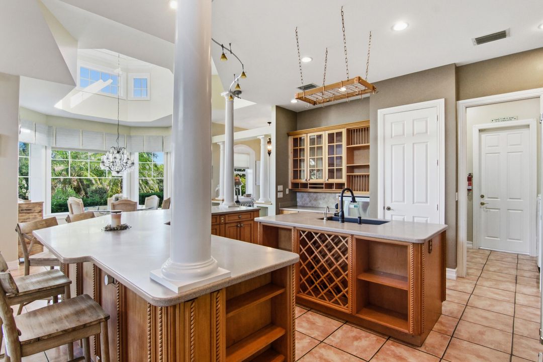 Под контрактом: $1,795,000 (4 спален, 2 ванн, 3300 Квадратных фут)